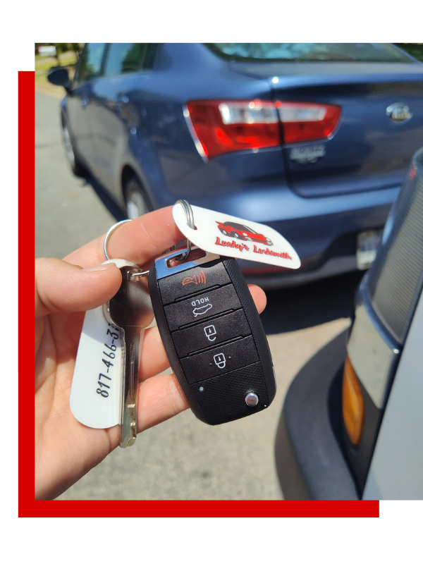 car keys with Lucky's Locksmith keychain